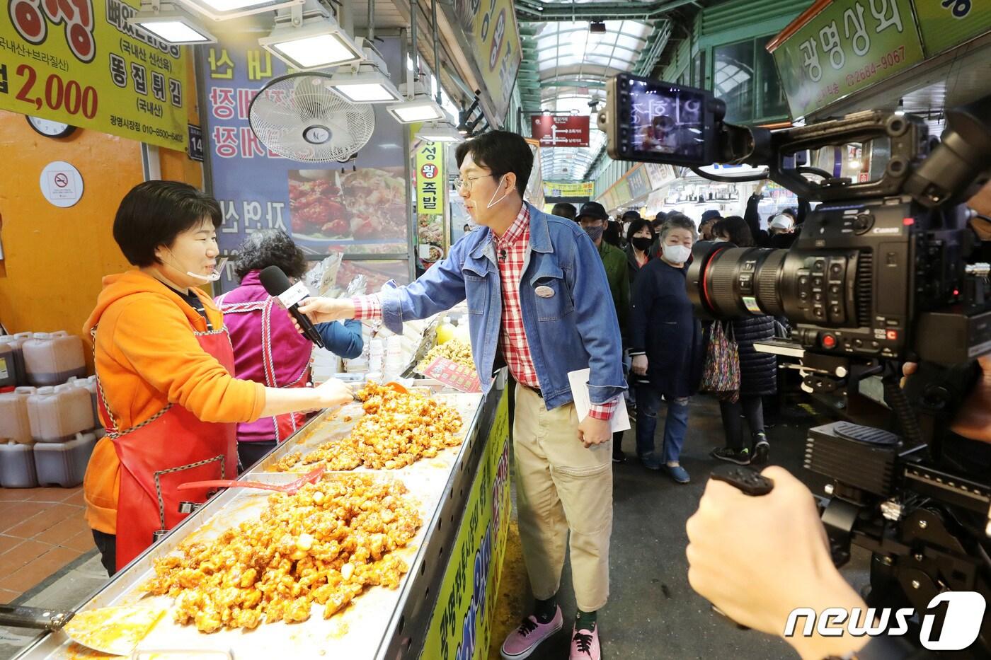 지난 2020년 4월17일 오후 경기도 광명전통시장에서 KT가 개그맨 김영철 씨와 함께 신종 코로나바이러스 감염증(코로나19)으로 침체된 전통시장 활성화를 위한 온라인 라이브 쇼핑을 진행하고 있다. 2020.4.17/뉴스1 ⓒ News1 조태형 기자