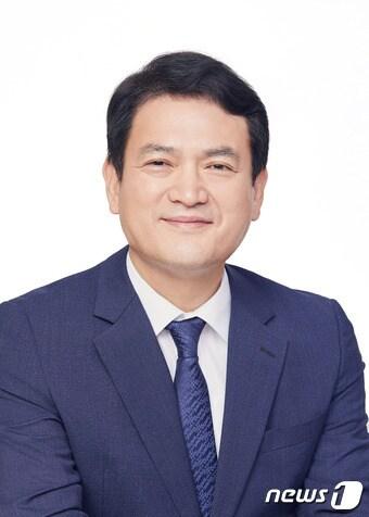 본문 이미지 - 17일 충북 충주에서 총선에 출마했던 민주당 김경욱 전 국토부 차관이 선거운동 기간 있었던 신고와 고발을 모두 최소한다고 밝혔다.2020.04.17/ⓒ 뉴스1