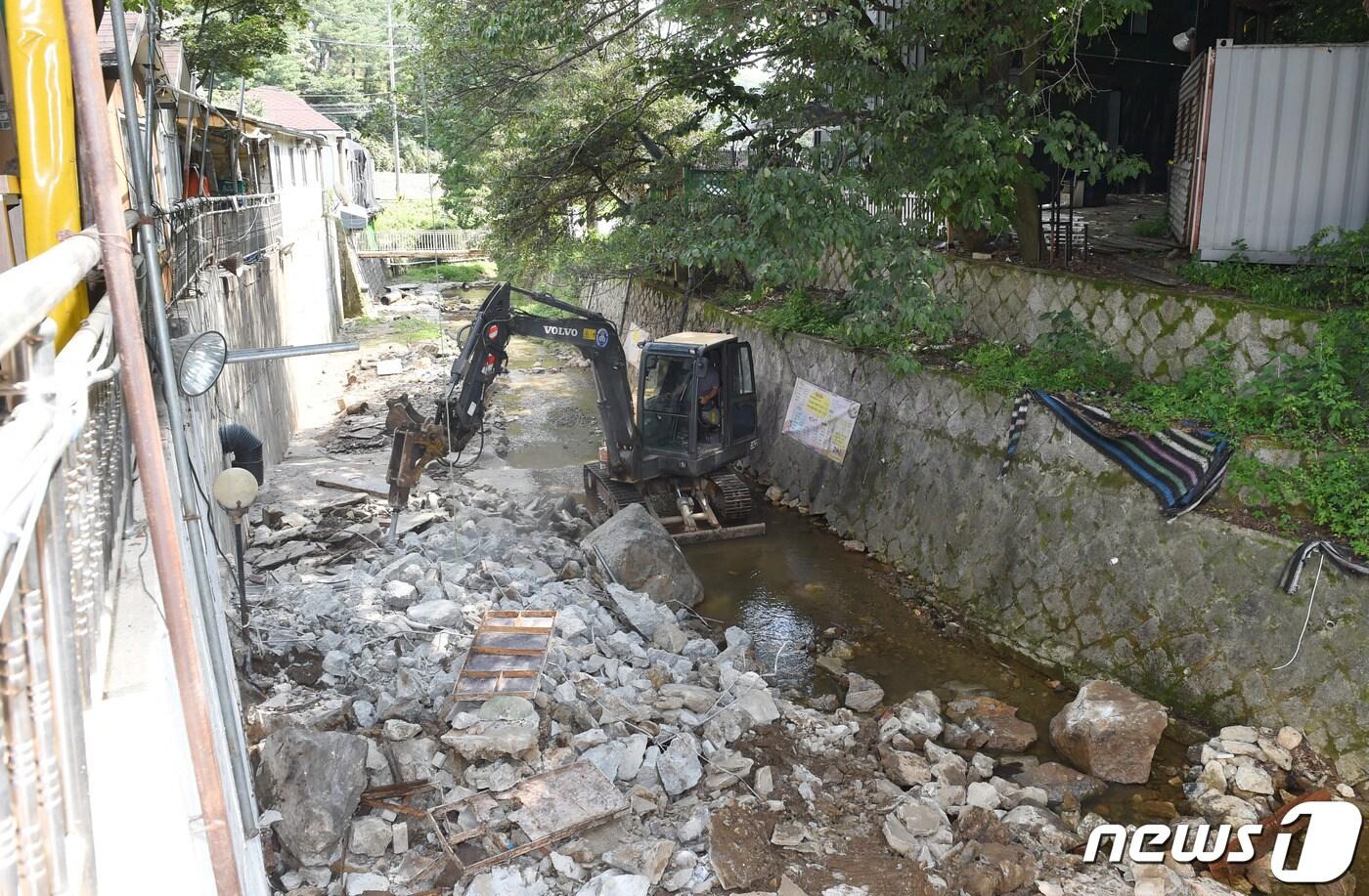 경기도와 시군은 지난 해 6월부터 청정계곡복원사업을 추진해 5월 현재 가평 등 25개 시군 187개 하천, 1436개 불법시설 중 96.3%인 1383곳에 대해 철거를 완료했다.(경기도 제공).ⓒ 뉴스1
