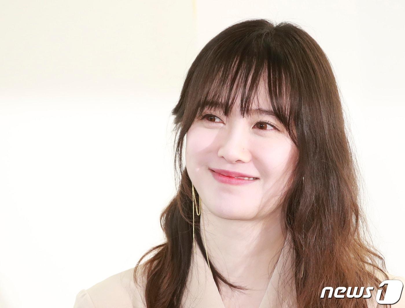 본문 이미지 - 배우 구혜선이 18일 오후 서울 마포구 합정동 진산갤러리에서 열린 ‘항해-다시 또 다시’ 초대전 기자간담회에 참석해 미소를 짓고 있다. 2020.4.18/뉴스1 ⓒ News1 권현진 기자