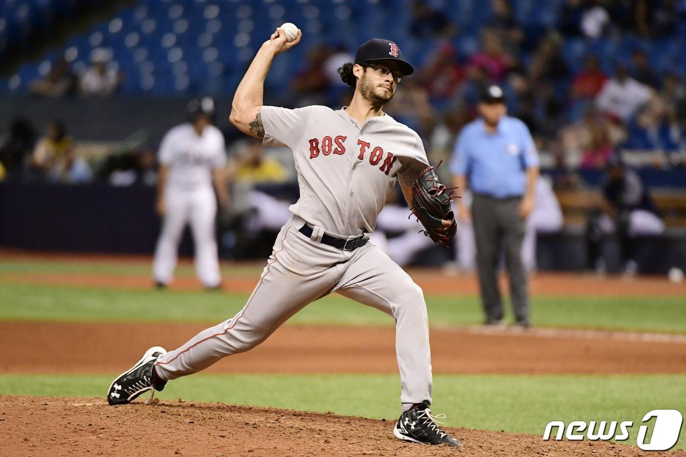 본문 이미지 - 2018년 보스턴 레드삭스에서 뛰던 조 켈리. ⓒ AFP=뉴스1