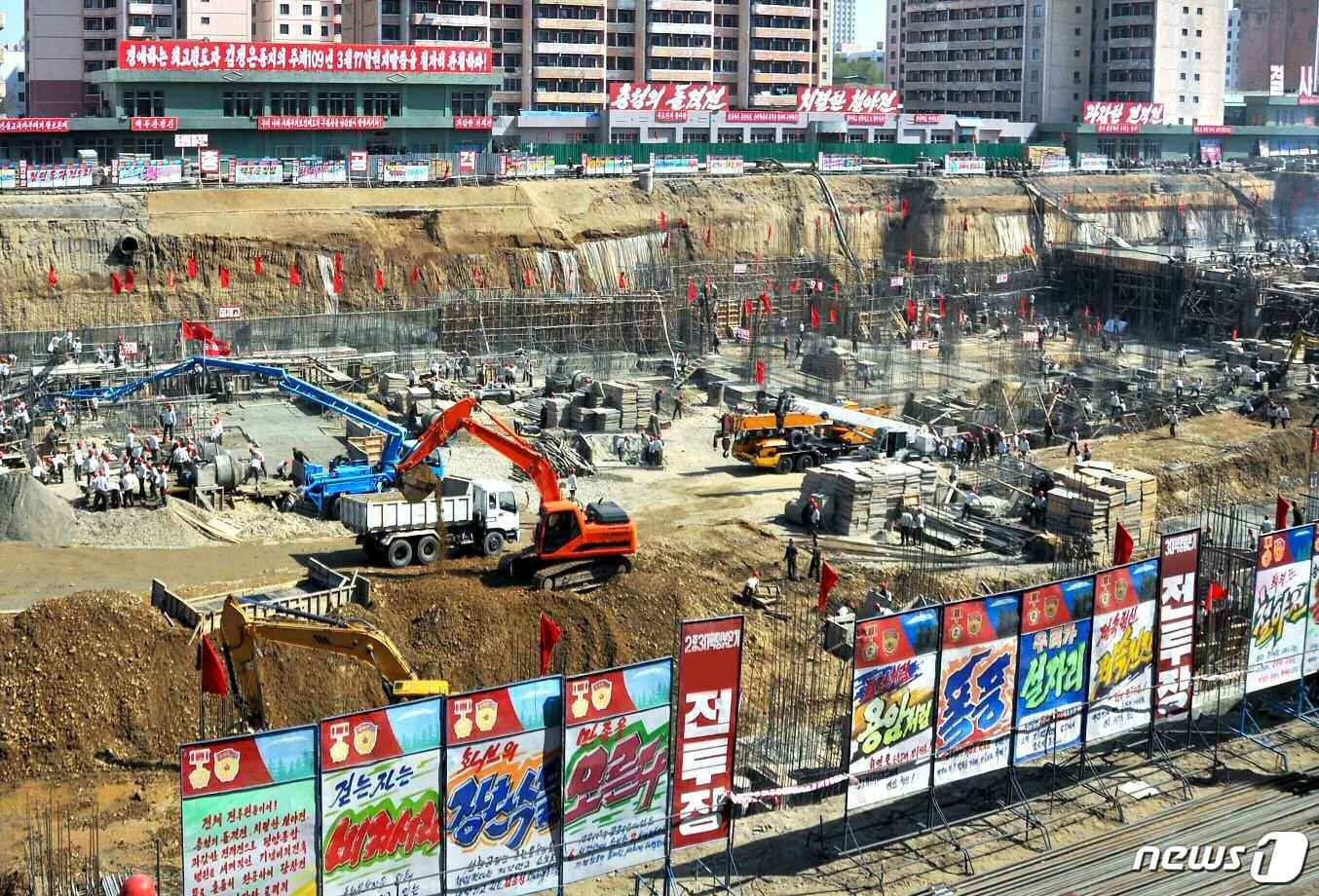 본문 이미지 - (평양 노동신문=뉴스1) = 북한 노동당 기관지 노동신문은 4월 19일 "간단명료하면서도 호소성이 강한 구호, 표어들과 날마다 새로운 내용들로 기동적으로 전개되는 속보, 영예 게시판, 경쟁도표들은 건설자들을 힘있게 고무추동하고 있다"라고 1면에 보도했다. 사진은 평양종합병원 건설 현장에 설치된 직관물(전시물). [국내에서만 사용가능. 재배포 금지. DB 금지. For Use Only in the Republic of Korea. Redistribution Prohibited] rodongphoto@news1.kr