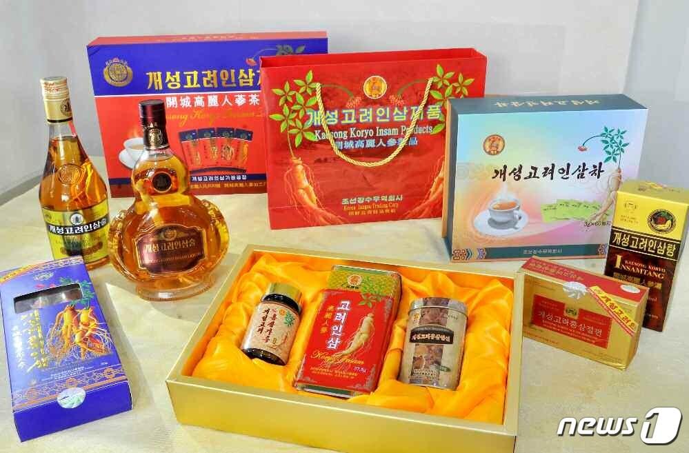 본문 이미지 - (평양 노동신문=뉴스1) = 북한 노동당 기관지 노동신문은 19일 '우리나라의 특산'이라며 개성 고려인삼의 역사와 성분, 효능에 대해 소개했다. 사진은 현재 북한에서 생산되는 인삼차, 인삼술, 인삼정과 등 인삼 제품. [국내에서만 사용가능. 재배포 금지. DB 금지. For Use Only in the Republic of Korea. Redistribution Prohibited] rodongphoto@news1.kr