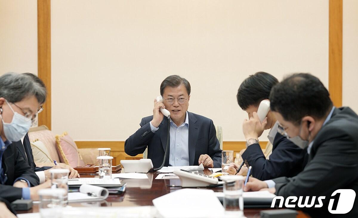 본문 이미지 - 문재인 대통령이 18일 오후 청와대 관저에서 도널드 트럼프 미 대통령과 통화하고 있다. (청와대 제공) 2020.4.19/뉴스1