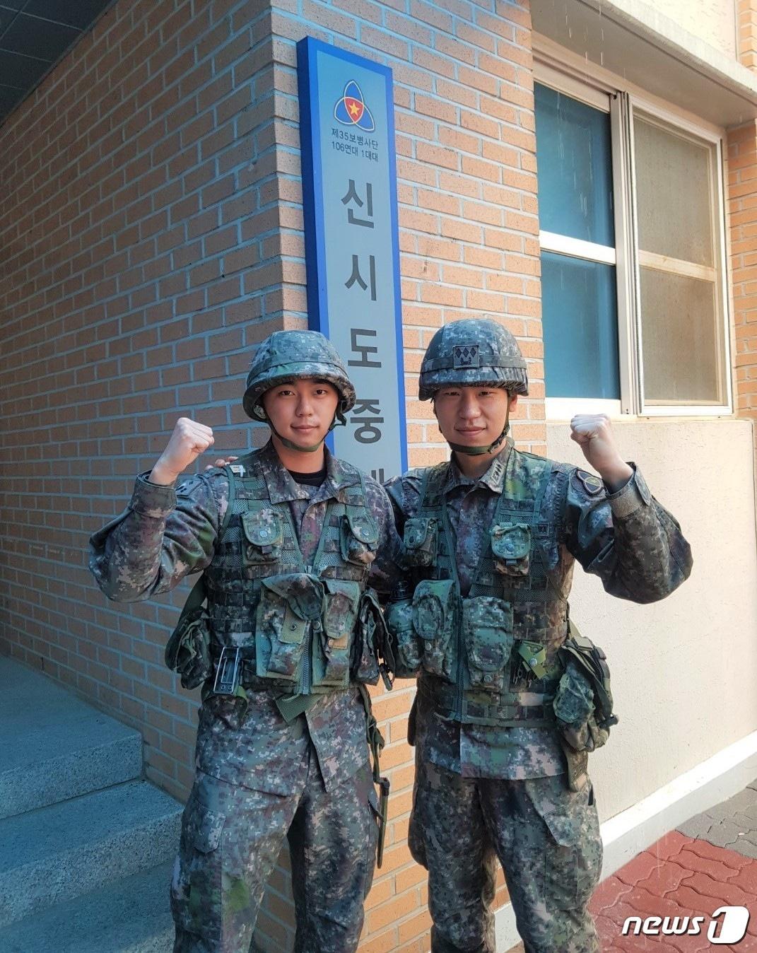 본문 이미지 - 육군 35사단 군산대대 이주명 대위(오른쪽)와 김재훈 일병(왼쪽)이 중대 생활관 앞에서 파이팅을 하고 있다.(35사단 제공)ⓒ 뉴스1