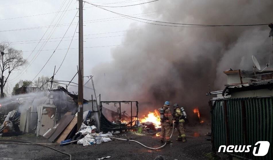 본문 이미지 - 경기 광명시 옥길동 폐기물 야적장 화재 현장.(경기도소방재난본부 제공) ⓒ 뉴스1