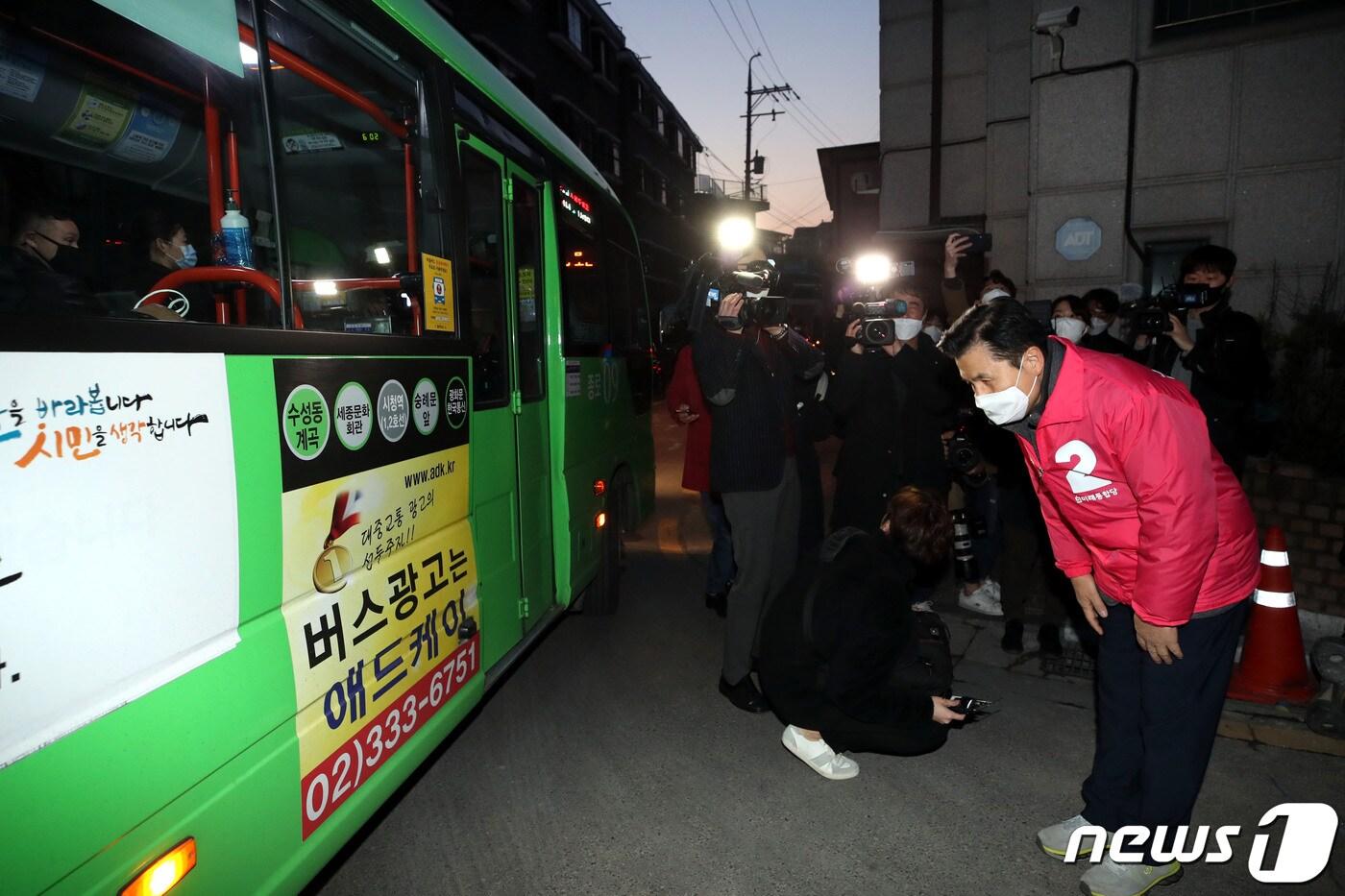 4.15총선 종로구에 출마하는 황교안 미래통합당 후보가 공식 선거운동이 시작된 2일 오전 서울 종로구 옥인동에서 출근길 시민들에게 인사하고 있다.2020.4.2/뉴스1 ⓒ News1 이광호 기자