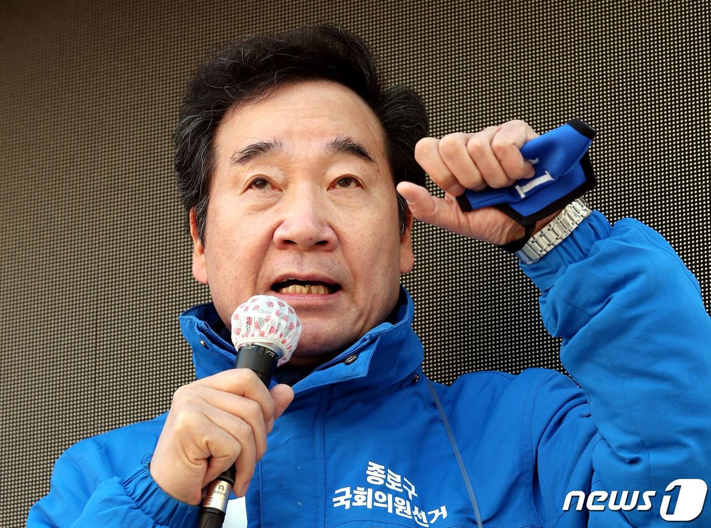 본문 이미지 - 4·15총선 종로구에 출마한 이낙연 더불어민주당 후보가 2일 오전 서울 종로구 동묘역 인근에서 선거유세 차량에 올라 출정 소감을 말하고 있다. 2020.4.2/뉴스1 ⓒ News1 박정호 기자
