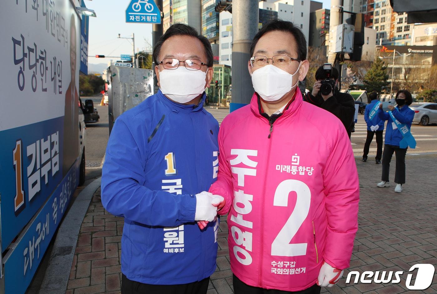 본문 이미지 - 4.15총선 공식 선거운동이 시작된 2일 오전 대구 수성구 범어네거리에서 제21대 국회의원선거에 출마한 더불어민주당 김부겸 후보(왼쪽)와 미래통합당 주호영 후보가 서로 손을 잡고 선전을 다짐하고 있다. 2020.4.2/뉴스1 ⓒ News1 공정식 기자