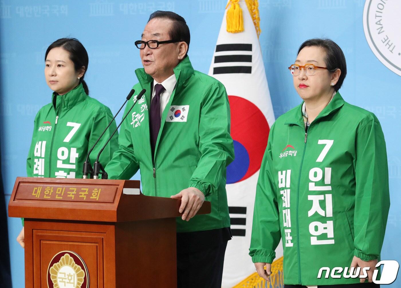 본문 이미지 - 현역의원 최다선이자 역대 공동 1위인 9선 도전에 나섰던 서청원 의원이 결국 낙선했다. 사진은 지난 2일 우리공화당 상임선대위원장인 서 의원이 여의도 국회 소통관에서 21대 총선 출정사를 밝히는 기자회견을 하고 있는 모습. 2020.4.2/뉴스1 ⓒ News1 박세연 기자