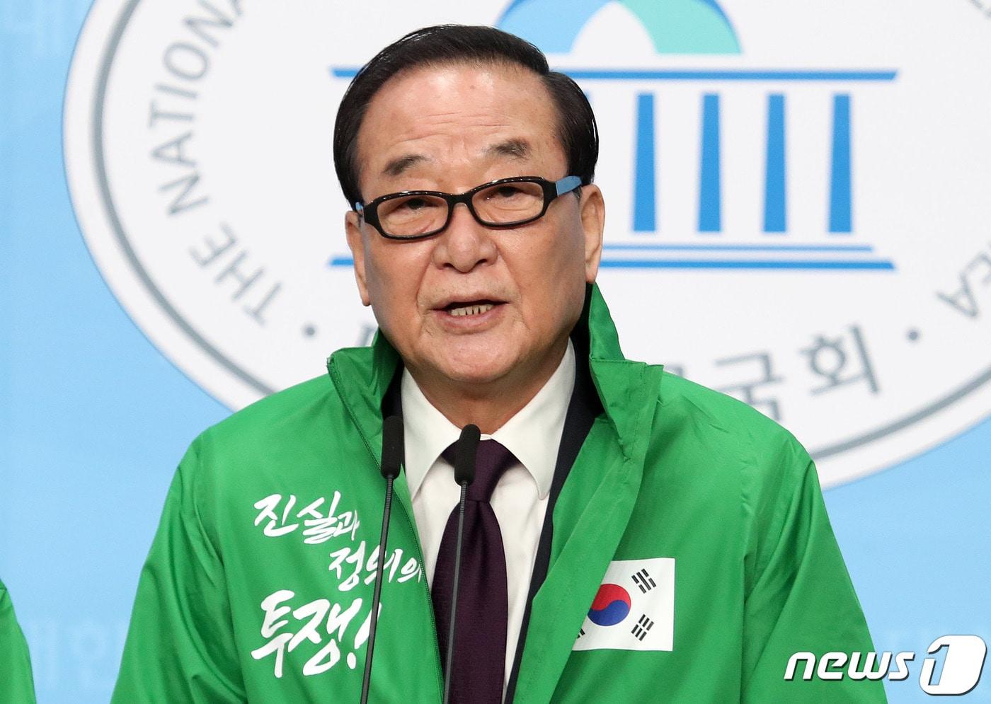 본문 이미지 - 서청원 우리공화당 상임선대위원장이 2일 오전 서울 여의도 국회 소통관에서 21대 총선 출정사를 밝히는 기자회견을 하고 있다. 2020.4.2/뉴스1 ⓒ News1 박세연 기자