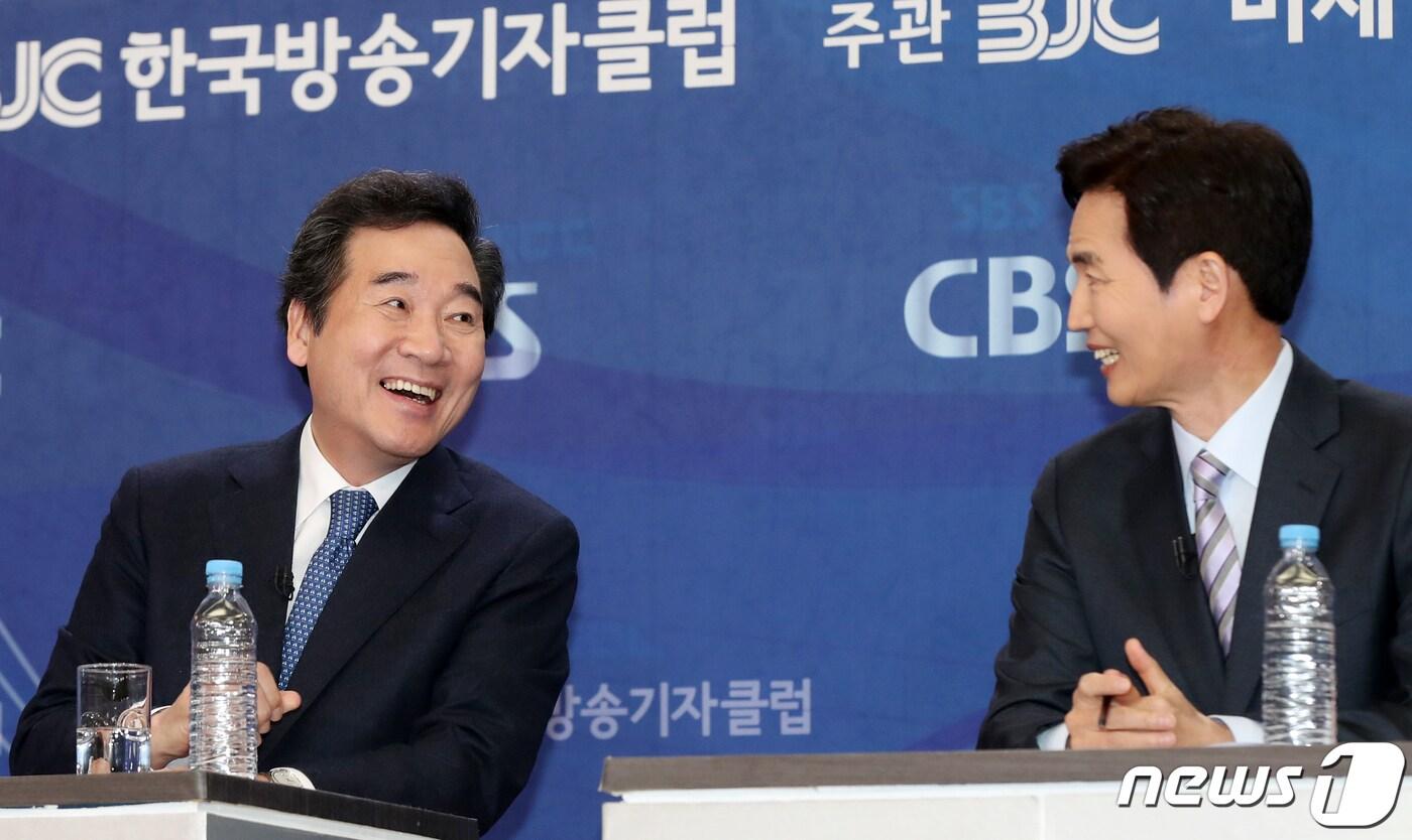 본문 이미지 - 이낙연 더불어민주당 상임공동선대위원장이 2일 오전 서울 양천구 방송회관에서 열린 방송기자클럽 토론회에서 참석자들과 대화를 나누고 있다. 2020.4.2/뉴스1 ⓒ News1 민경석 기자