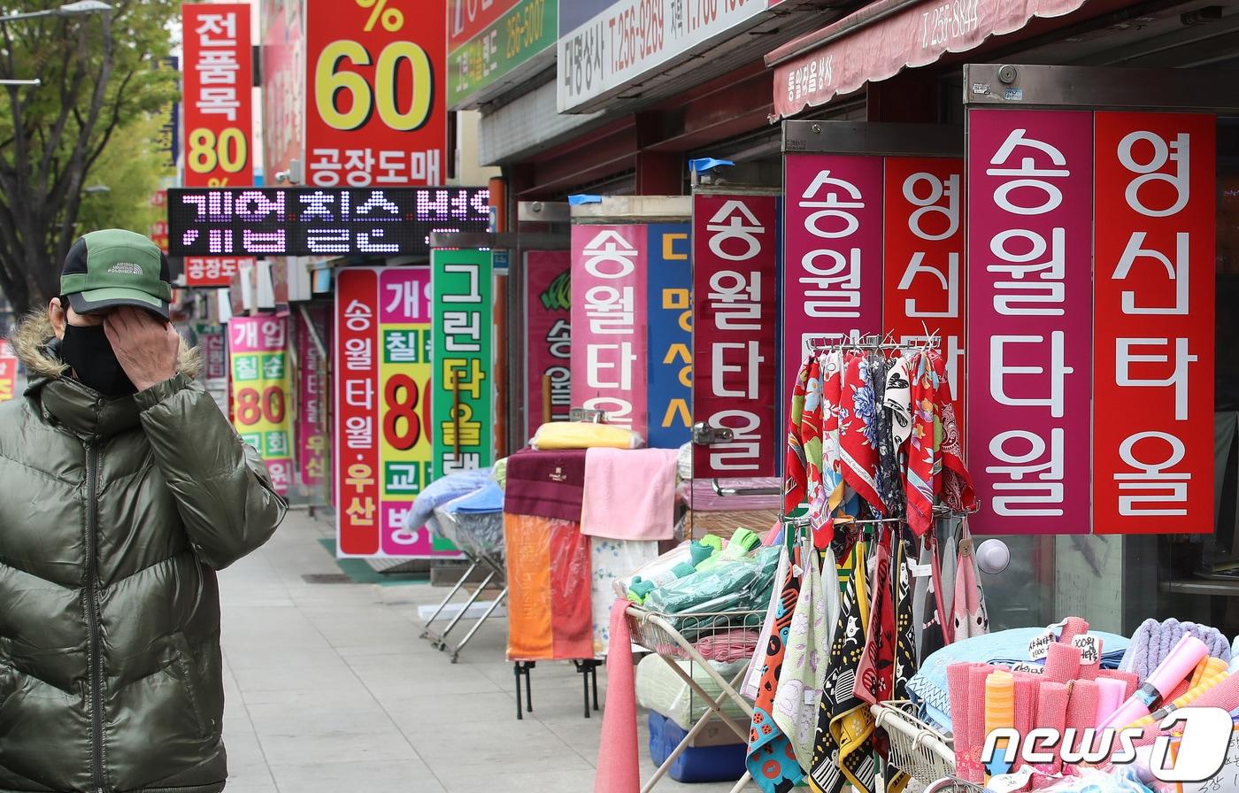 신종 코로나바이러스 감염증(코로나19) 확산으로 개업·결혼·잔치·종교·학교·야외활동 등 각종 모임이 취소 또는 연기되면서 대구의 명물 '타월골목'이 심각한 경제 위기에 처한 것으로 알려졌다. 2일 대구 중구 서문로2가와 대신동에 이르는 타월거리가 한산한 모습이다. 2020.4.2/뉴스1 ⓒ News1 공정식 기자