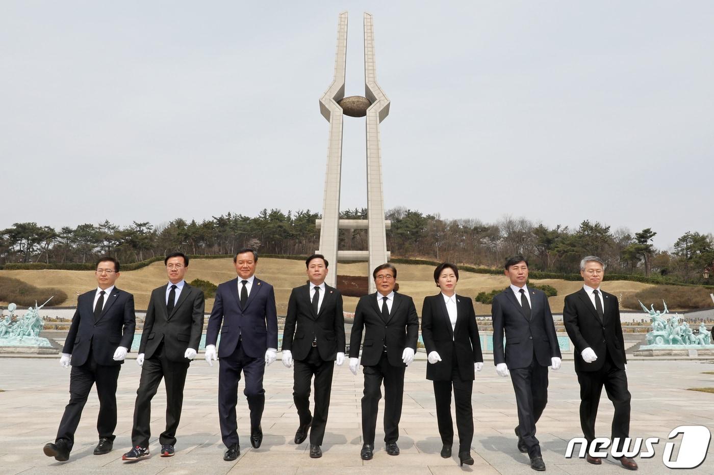 본문 이미지 - 4.15 총선 공식 선거운동일이 시작된 2일 오전 광주 북구 운정동 국립5·18민주묘지에서 더불어민주당 광주지역 후보자들이 참배를 마친 뒤 묘역을 나서고 있다. 2020.4.2 /뉴스1 ⓒ News1 황희규 기자