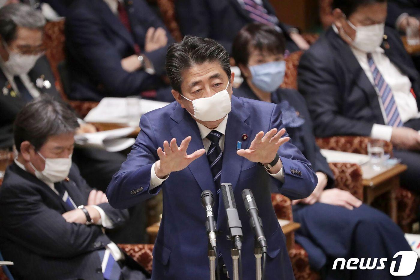 아베 신조 일본 총리가 1일 (현지시간) 코로나19 예방 마스크를 착용하고 도쿄 참의원에 참석해 발언을 하고 있다. ⓒ AFP=뉴스1 ⓒ News1 우동명 기자