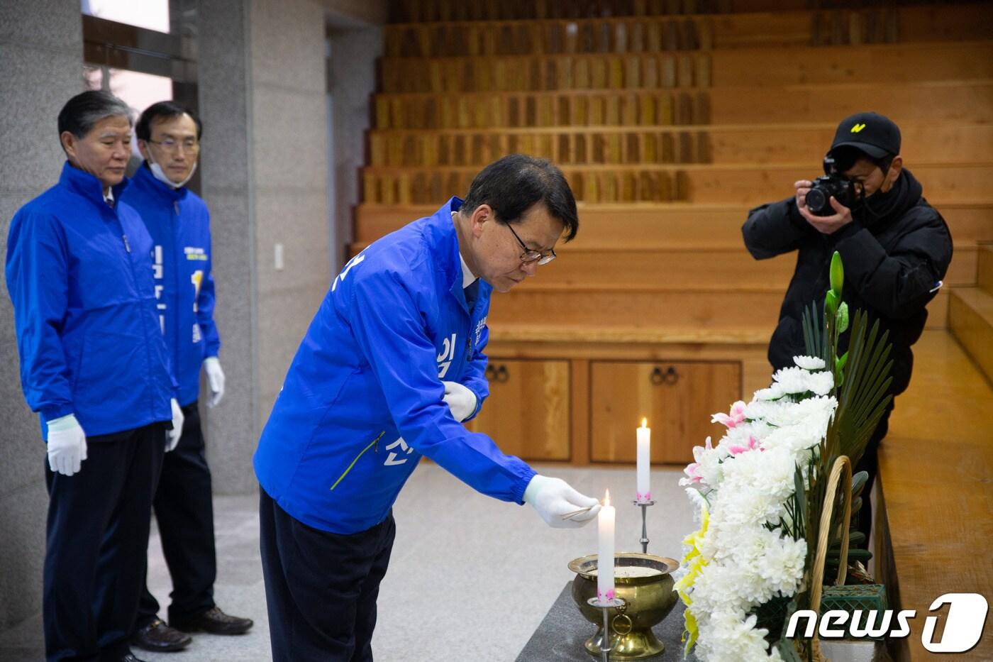 본문 이미지 - 2일 민주당 임호선 후보가 공식선거운동을 앞두고 음성 충혼탑을 찾아 참배하고 있다.(임호선캠프 제공)2020.04.02/ⓒ 뉴스1