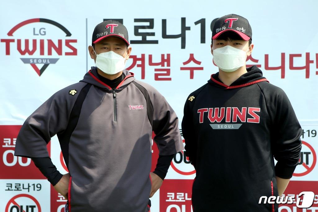 본문 이미지 - 코로나19 극복 캠페인에 나서는 LG 트윈스. (LG 트윈스 제공)ⓒ 뉴스1