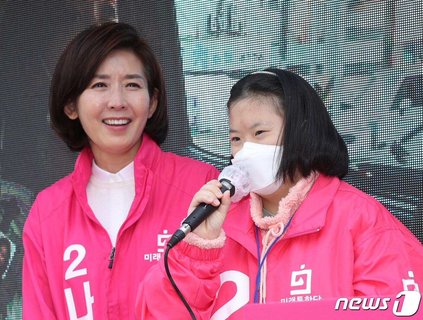 본문 이미지 - 21대 총선 직전인 2020년 4월 2일 서울 동작을에 출마하는 나경원 미래통합당 후보가 서울 태평백화점에서 열린 출정식에서 딸을 소개하고 있다. 딸 김유나씨는 다운증후군 장애를 갖고 있다. ⓒ News1 