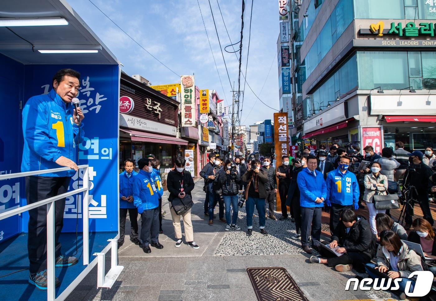 본문 이미지 - 4·15총선 종로에 출마한 이낙연 더불어민주당 후보가 공식 선거운동이 시작된 2일 서울 종로구 경복궁역 앞에서 유세활동을 하고 있다. 2020.4.2/뉴스1 ⓒ News1 이동해 기자