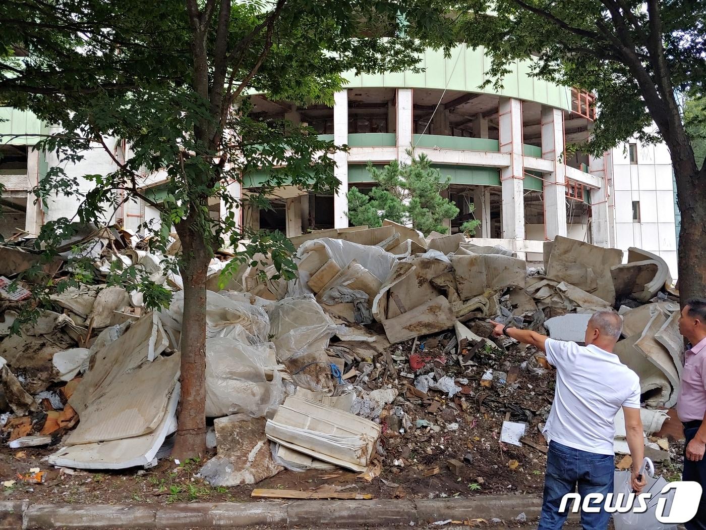 본문 이미지 - 20일 충북 충주시가 올해도 '쓰레기와의 전쟁'에 들어간다고 밝혔다. 사진은 지난해 충주호리조트 인근 기업형 쓰레기 투기 적발 모습.(충주시 제공)2020.4.20/ⓒ 뉴스1