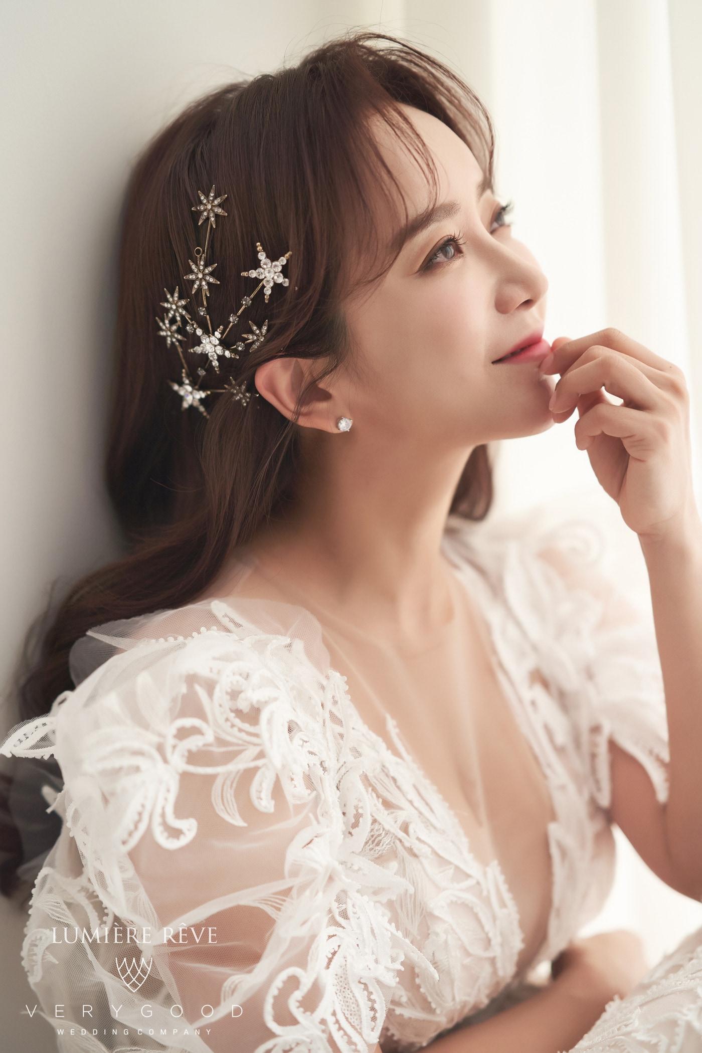 본문 이미지 - 사진제공=루미에르레브, 최재훈드레스, 겐그레아, 규중칠우, 알렉스 플라워, 바톤 권오수 ⓒ 뉴스1