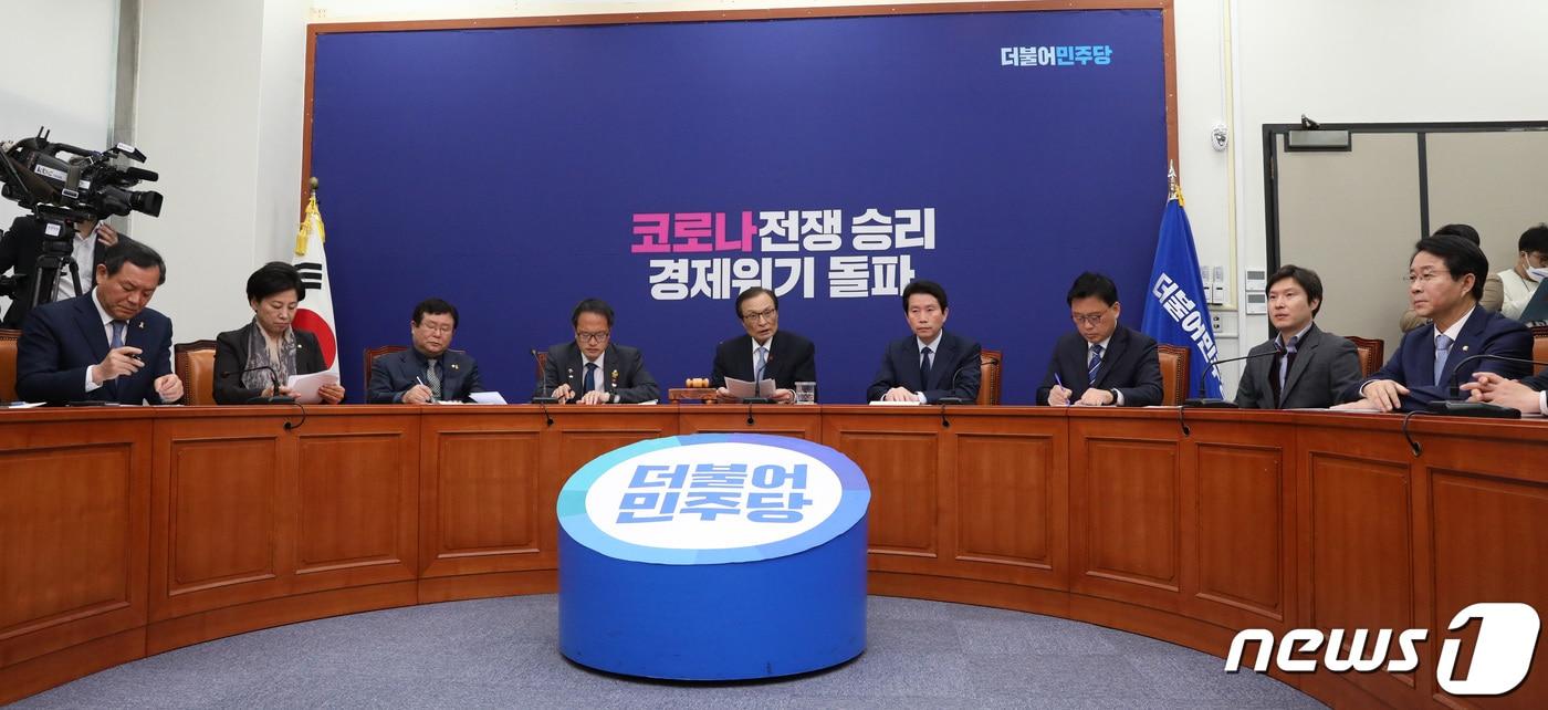 본문 이미지 - 이해찬 더불어민주당 대표가 20일 오전 서울 여의도 국회에서 열린 최고위원회의에서 모두발언을 하고 있다. 이 대표는 모두발언에서 "재난대책지원금 전국민지급은 선거 당시 여야공약＂이며 ＂정쟁말고 5월초에 지급돼야＂한다고 밝혔다. 2020.4.20/뉴스1 ⓒ News1 박세연 기자