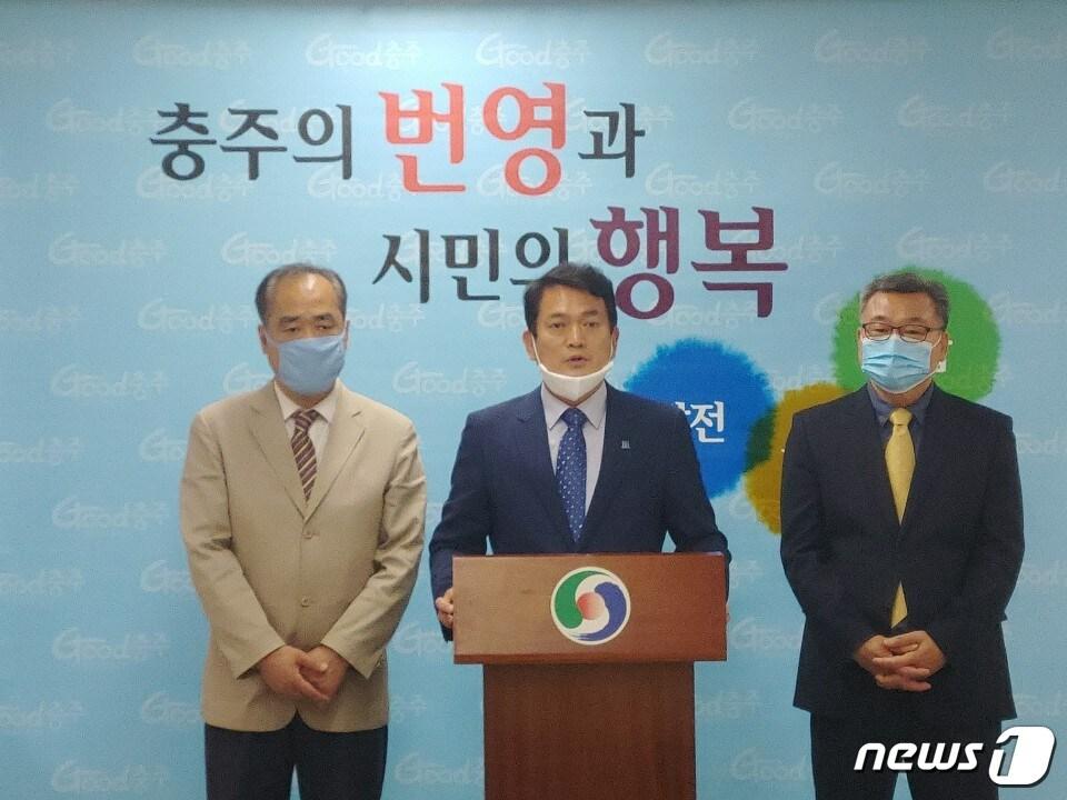본문 이미지 - 20일 4·15 총선에 출마했던 민주당 김경욱 국토부 전 차관이 충주시청에서 기자회견을 열고 충주발전에 변함없이 노력할 것을 밝히고 있다.2020.04.20/ⓒ 뉴스1