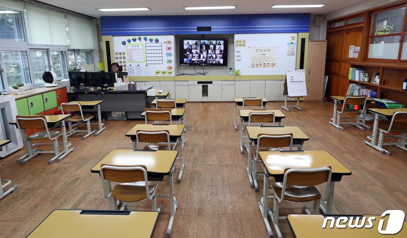 신종 코로나바이러스 감염증(코로나19) 확산 예방 차원에서 ‘온라인 개학‘을 한 20일 서울 용산구 용산초등학교 1학년 교실에서 교사가 원격으로 입학식을 진행하고 있다. 이날 초등 1∼3학년 137만여명이 3차 온라인 개학을 시작해 전국 초·중·고교생 535만명이 모두 원격수업을 받게 됐다./뉴스1 ⓒ News1 황기선 기자