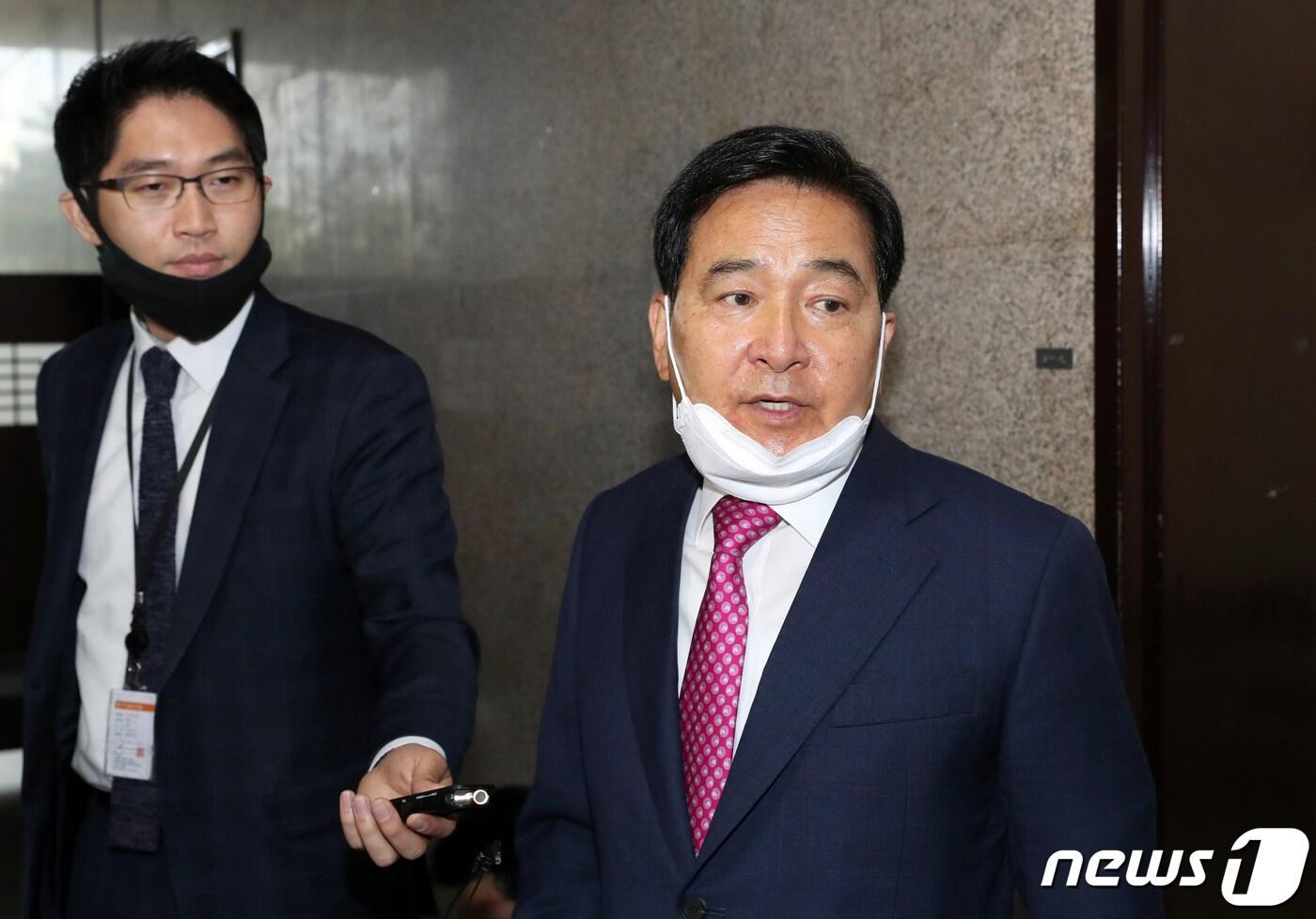 본문 이미지 - 심재철 미래통합당 대표권한대행이 20일 오전 서울 여의도 국회에서 열린 비공개 최고위원회의를 마치고 취재진 질문에 답하고 있다. 2020.4.20/뉴스1 ⓒ News1 박세연 기자