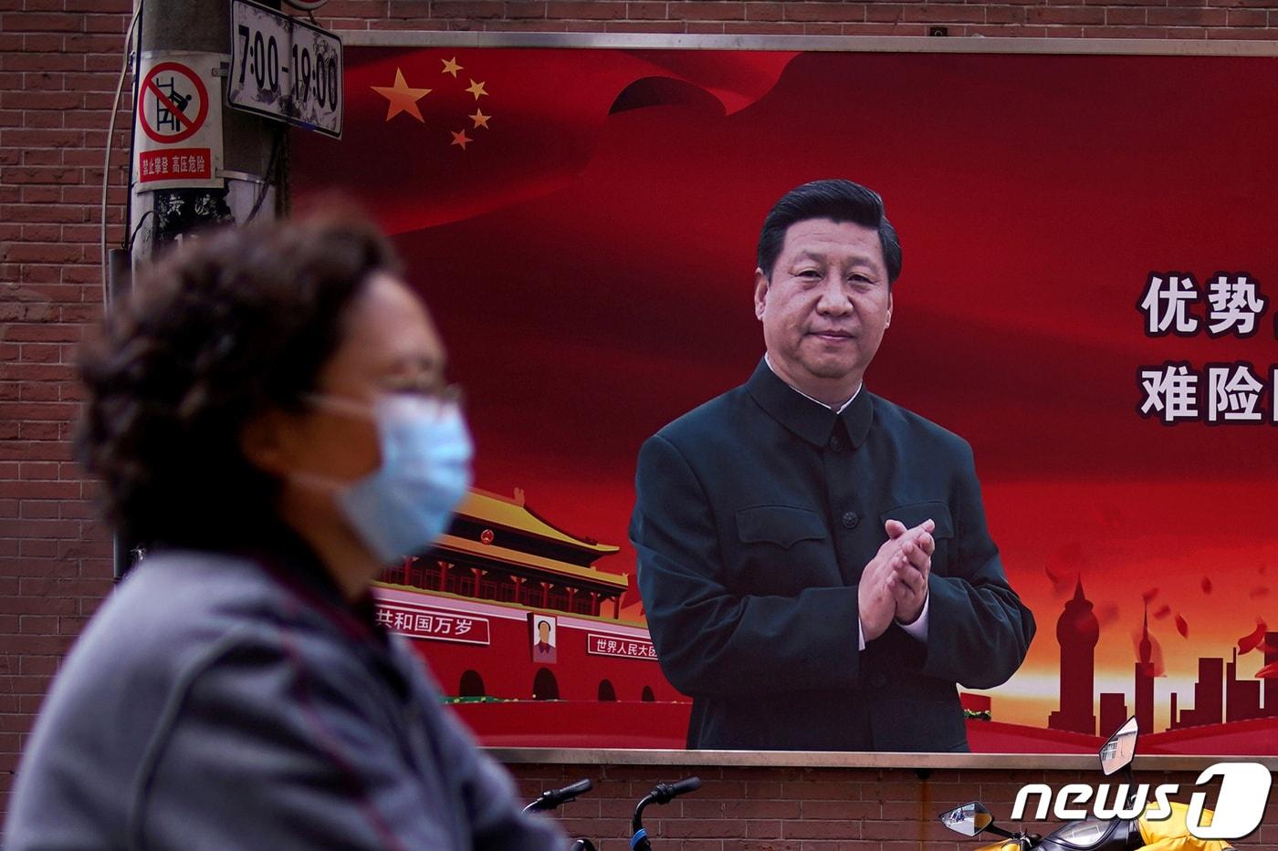 중국 상하이에서 시진핑 국가 주석 사진 앞을 한 시민이 지나가고 있다. ⓒ 로이터=뉴스1