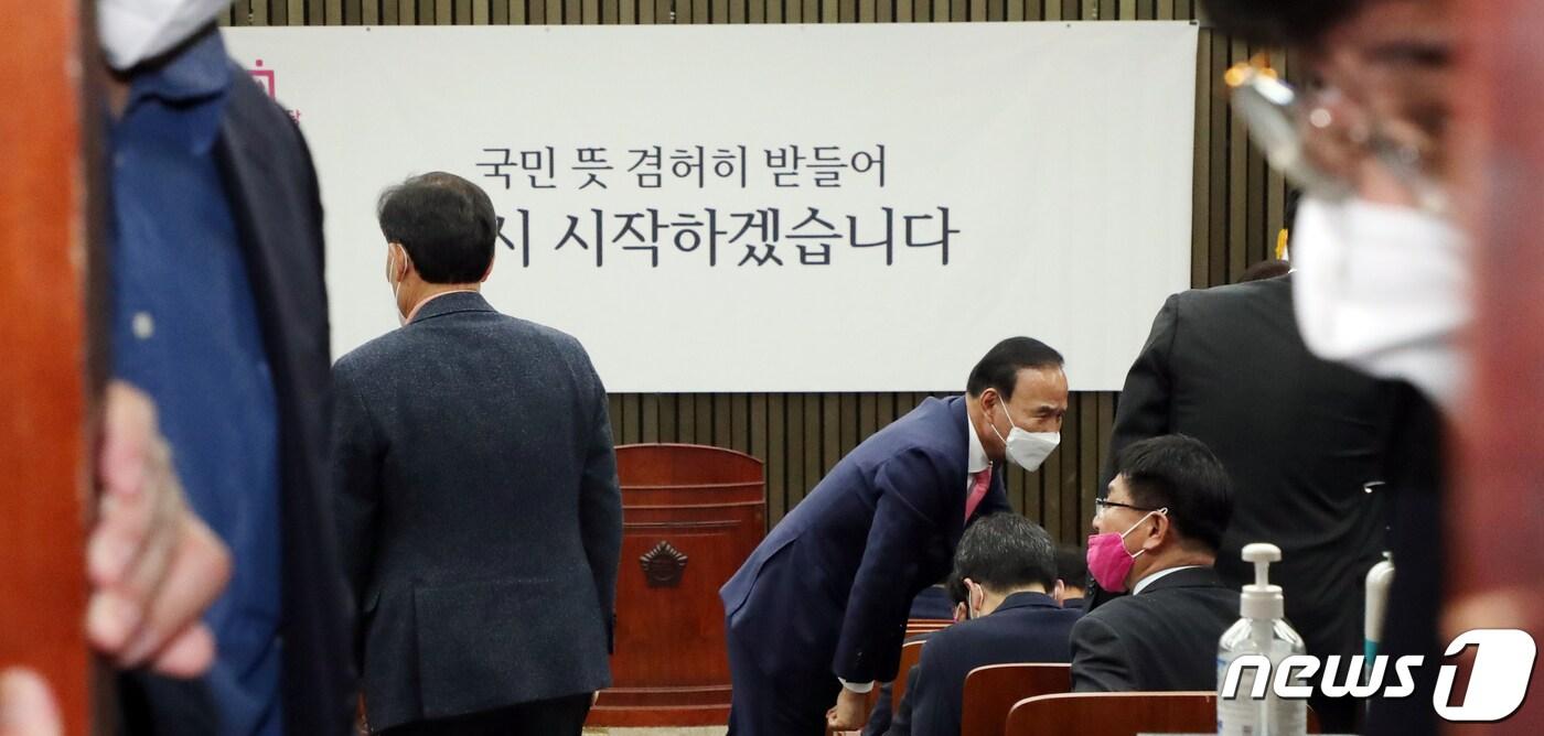 본문 이미지 - 미래통합당 의원들이 20일 서울 여의도 국회에서 열린 비공개 의원총회에서 인사를 하고 있다. 2020.4.20/뉴스1 ⓒ News1 김명섭 기자