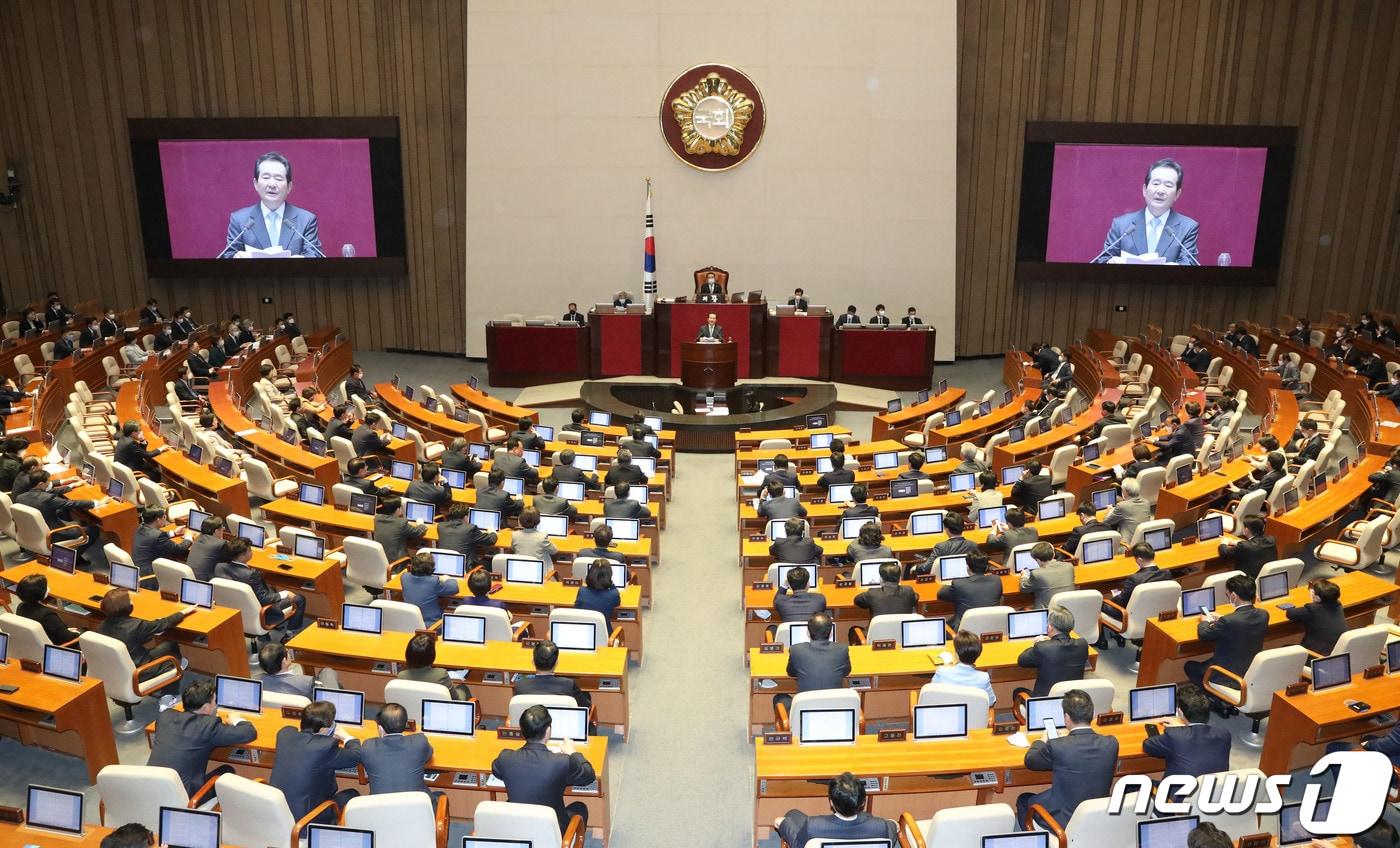 본문 이미지 - 정세균 국무총리가 20일 오후 서울 여의도 국회 본회의장에서 열린 제377회 국회(임시회) 제1차 본희의에서 코로나19 사태 긴급재난지원금 지급을 위한 추가경정예산안 편성과 관련해 시정연설을 하고 있다. 2020.4.20/뉴스1 ⓒ News1 임세영 기자