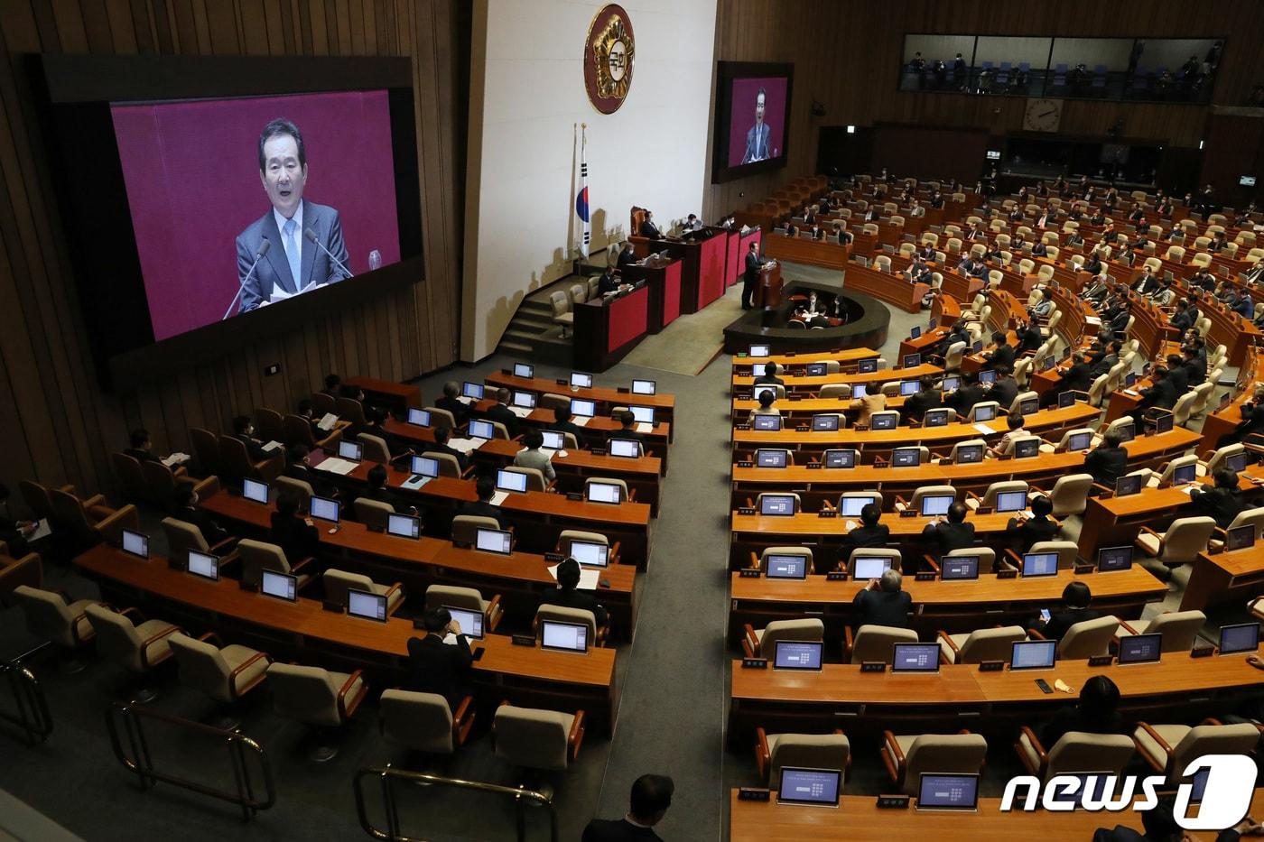 본문 이미지 - 정세균 국무총리가 20일 오후 서울 여의도 국회에서 열린 본회의에서 긴급재난지원금 추경안 시정연설을 하고 있다. 2020.4.20/뉴스1 ⓒ News1 박세연 기자