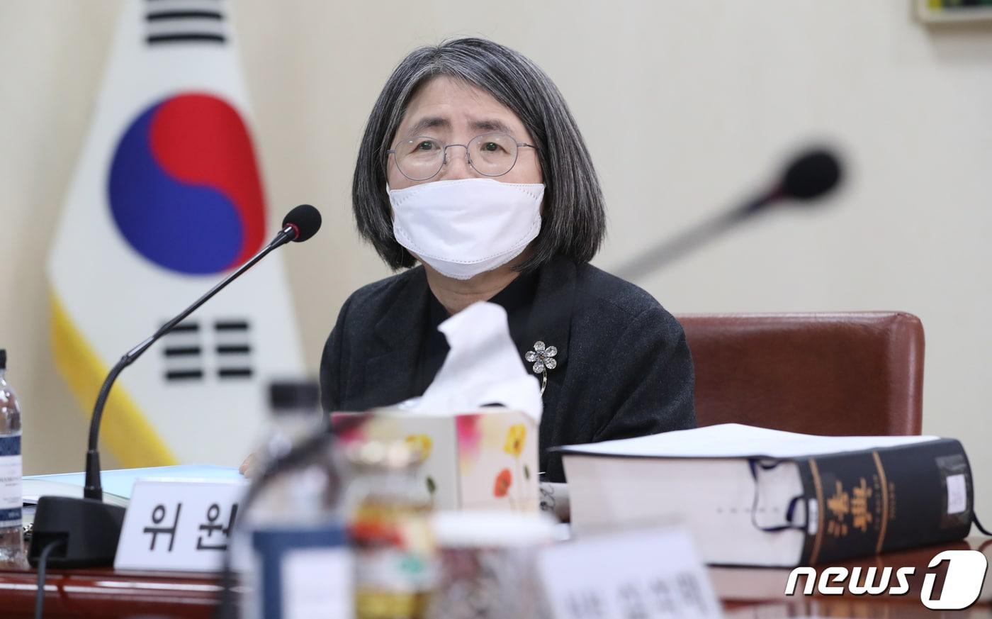 본문 이미지 - 김영란 양형위원회 위원장이 20일 서울 서초구 대법원 중회의실에서 열린 양형위원회 전체회의를 앞두고 위원들과 대화를 나누고 있다. 2020.4.20/뉴스1 ⓒ News1 송원영 기자