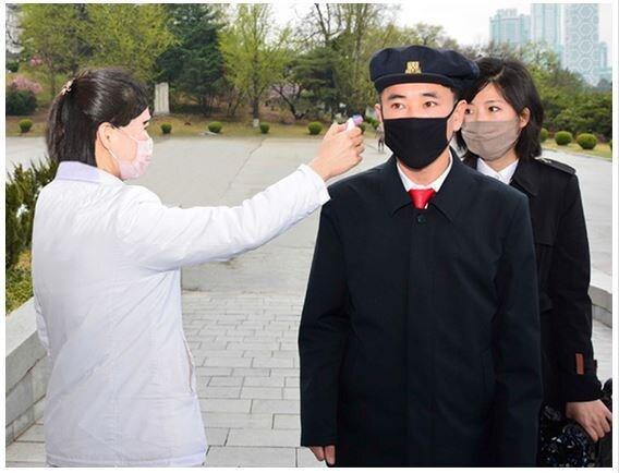 본문 이미지 - 선전매체 '내나라'는 20일 자 기사에서 "학생들의 수업이 단계별로 나누어 시작되고 있다"고 전했다. 사진은 학생들이 등교 전 체온을 재는 모습. (내나라 갈무리) ⓒ 뉴스1