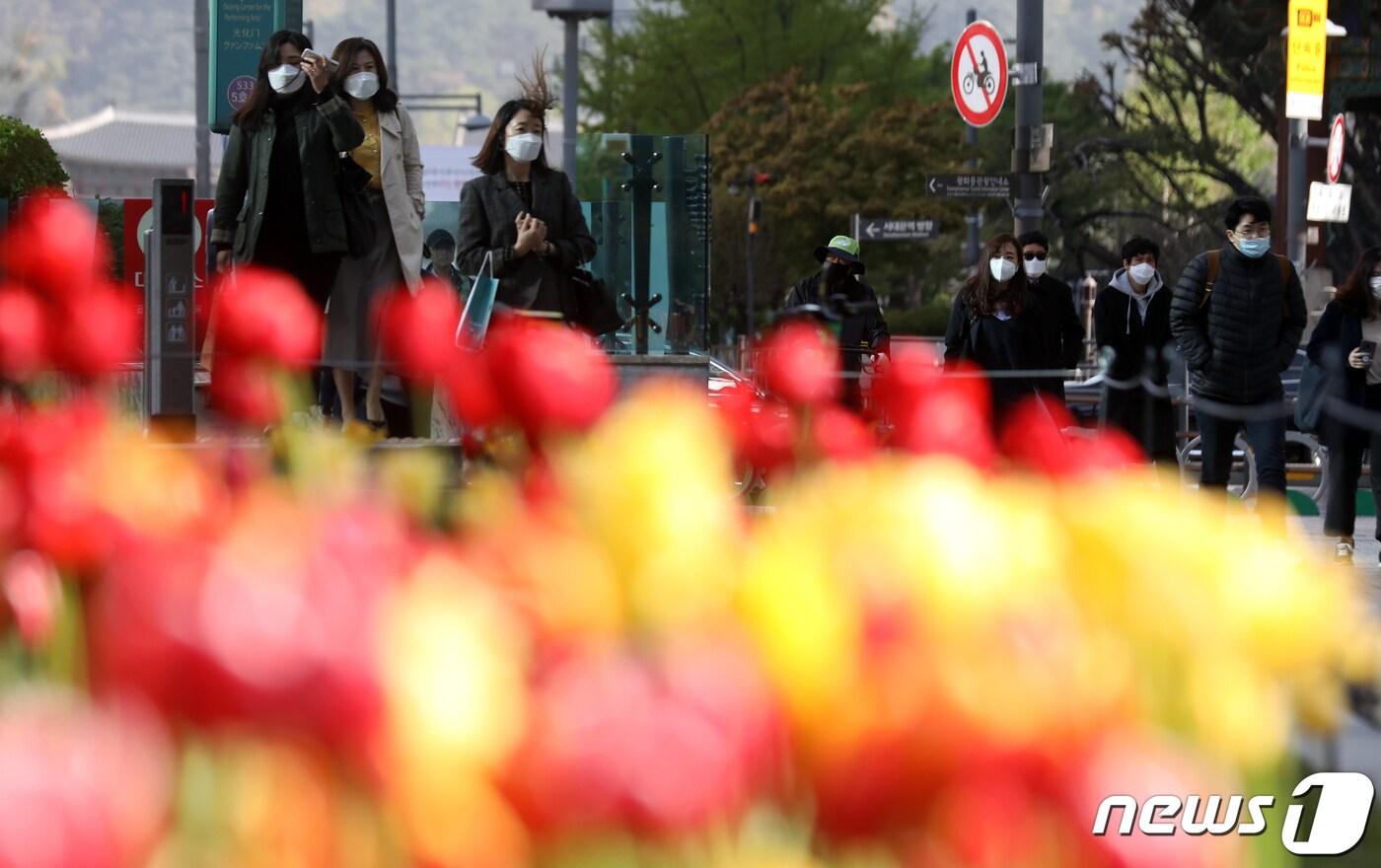  서울 광화문 사거리에서 출근길 시민들이 발걸음을 재촉하고 있다.  /뉴스1 ⓒ News1 황기선 기자