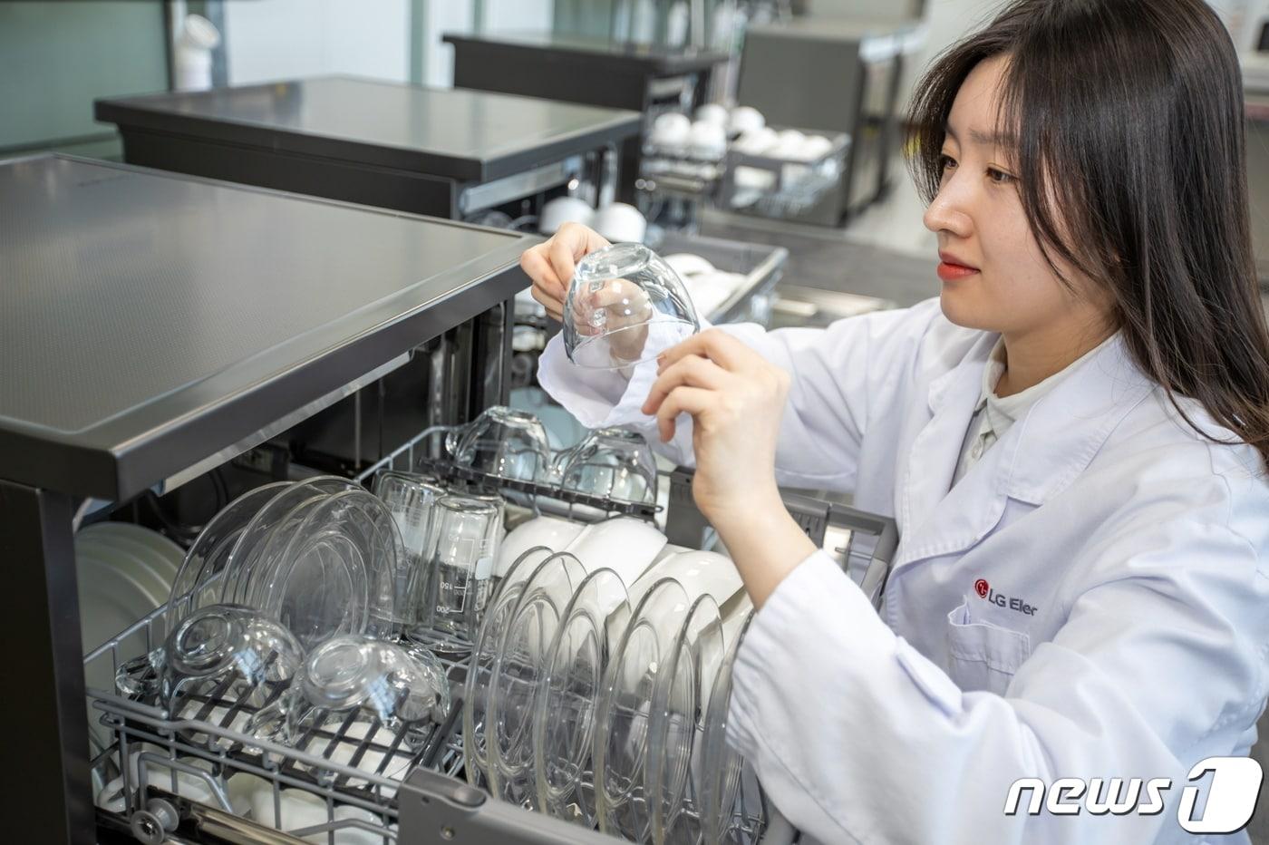 본문 이미지 - LG전자 연구원이 세척을 마친 깨끗한 그릇을 살펴보고 있다.(LG전자 제공)2020.04.21/뉴스1 ⓒ 뉴스1