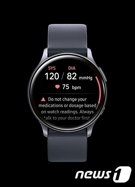 본문 이미지 - 삼성전자는 혈압을 측정할 수 있는 '삼성 헬스 모니터' 모바일 앱이 식품의약품안전처(MFDS)로부터 허가 받았다고 21일 밝혔다.  사진은 갤럭시 워치 액티브2 내 삼성 헬스 모니터 앱. (삼성전자 제공) 2020.4.21/뉴스1