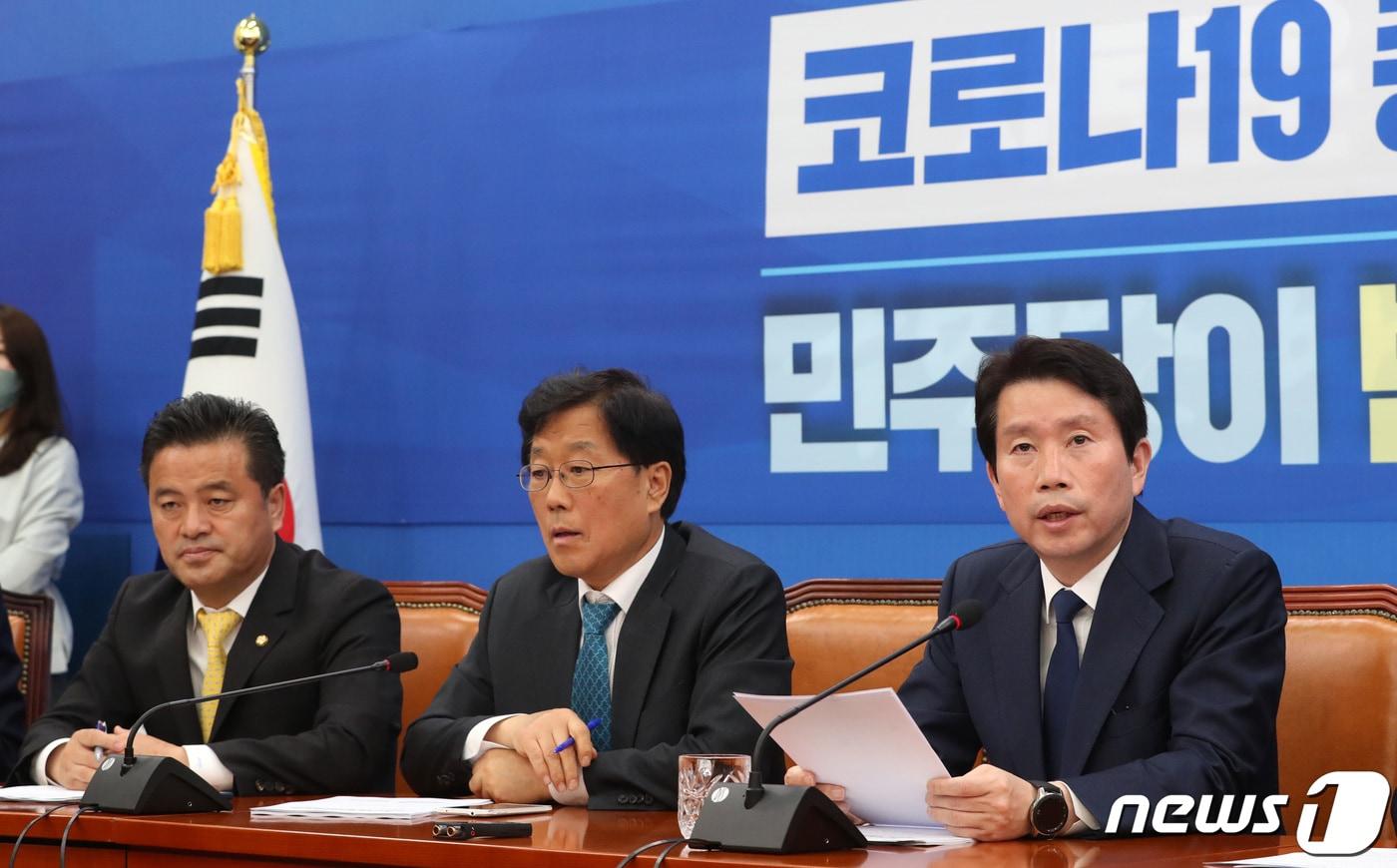본문 이미지 - 이인영 더불어민주당 원내대표가 21일 오전 서울 여의도 국회에서 열린 더불어민주당 원내대표단·상임위간사단 연석회의에서 모두발언을 하고 있다. 2020.4.21/뉴스1 ⓒ News1 박세연 기자