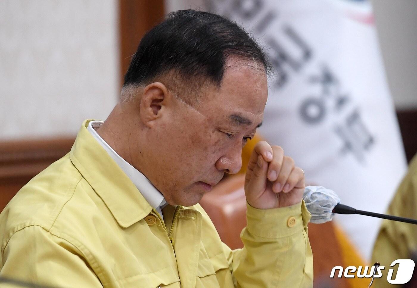 홍남기 경제부총리 겸 기획재정부 장관이 21일 서울 종로구 정부서울청사에서 열린 국무회의에서 얼굴을 매만지고 있다. 2020.4.21/뉴스1 ⓒ News1 이광호 기자