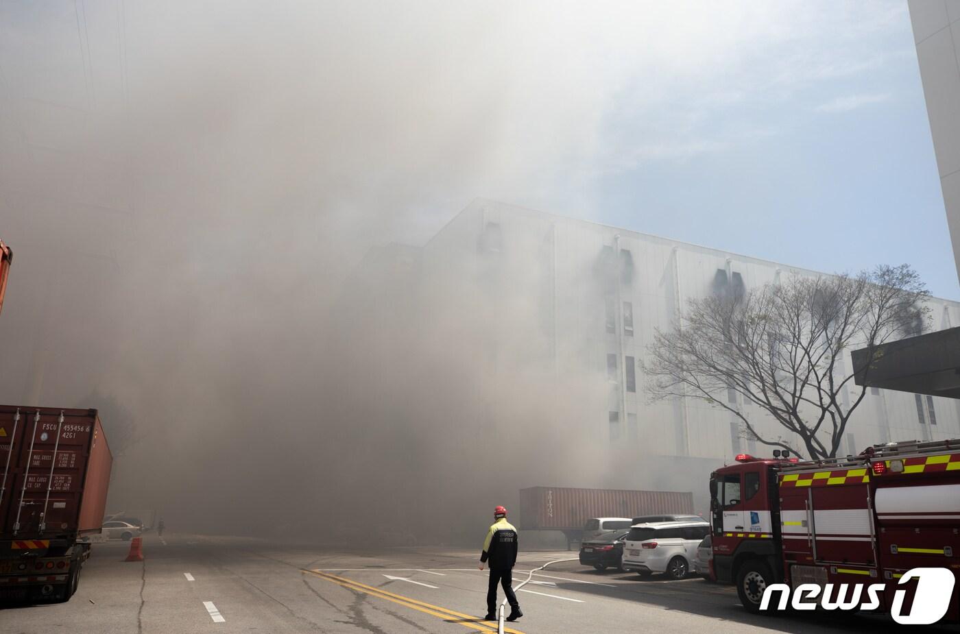 21일 오후 경기도 군포시 부곡동 군포물류센터에서 화재로 인해 검은 연기가 나오고 있다. 불은 물류터미널 건물 인근 쓰레기 소각장에서 시작돼 E동(택배물품 보관창고)으로 확대됐다. 현재 건물 1층만 연소중인 상태며, 2층 이상 상층부로의 연소확대 저지에 성공했다고 소방당국은 전했다. 2020.4.21/뉴스1 ⓒ News1 이재명 기자