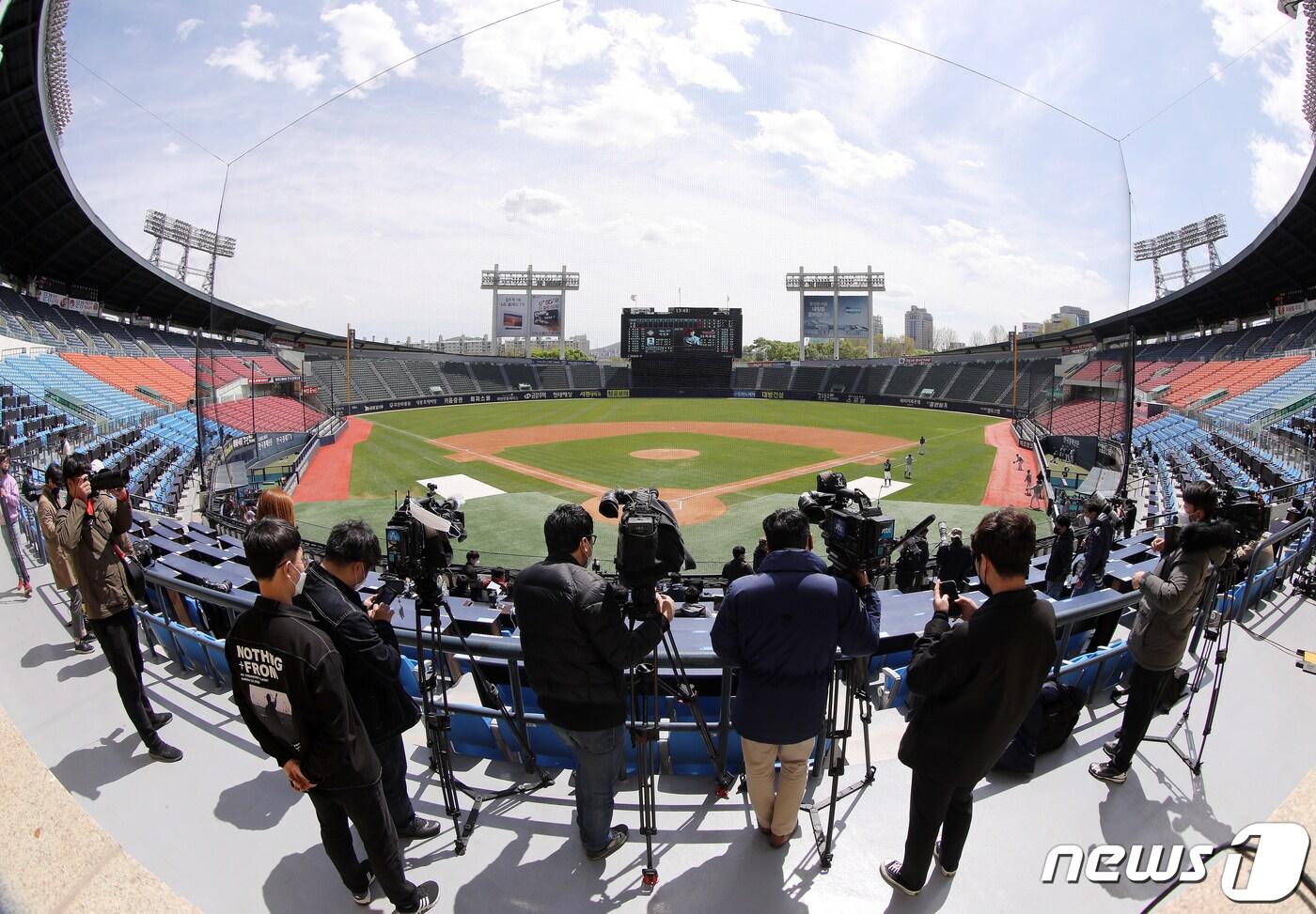 본문 이미지 - 21일 오후 서울 송파구 잠실야구장에서 열리는 2020 KBO 연습경기 두산 베어스와 LG 트윈스의 경기를 앞두고 기자들이 취재를 하고 있다. 2020.4.21/뉴스1 ⓒ News1 김진환 기자