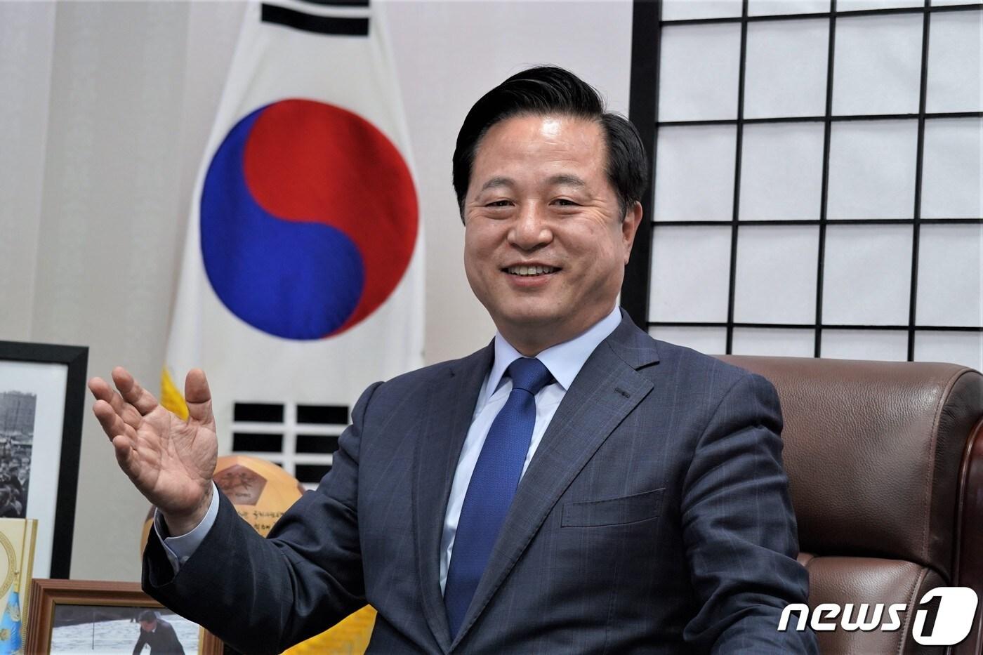 본문 이미지 - 김두관 양산을 당선인이 <뉴스1>과의 인터뷰에서 경·부·울의 발전 전략과 지역주의 해소 방안에 대해 설명하고 있다. ⓒ 뉴스1
