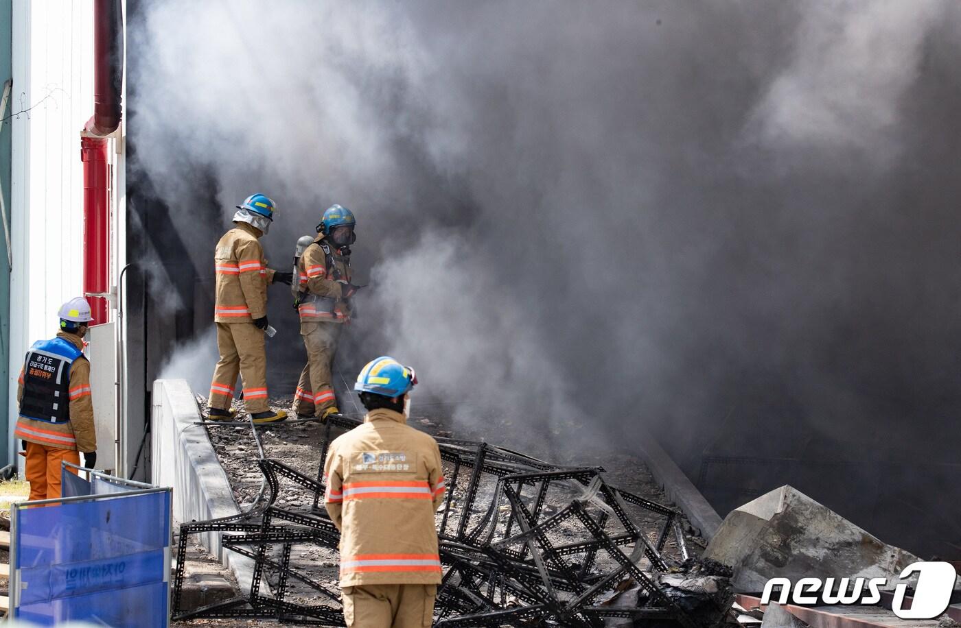 경기 군포시 부곡동 군포물류센터 화재 현장. 2020.4.21/뉴스1 ⓒ News1 이재명 기자
