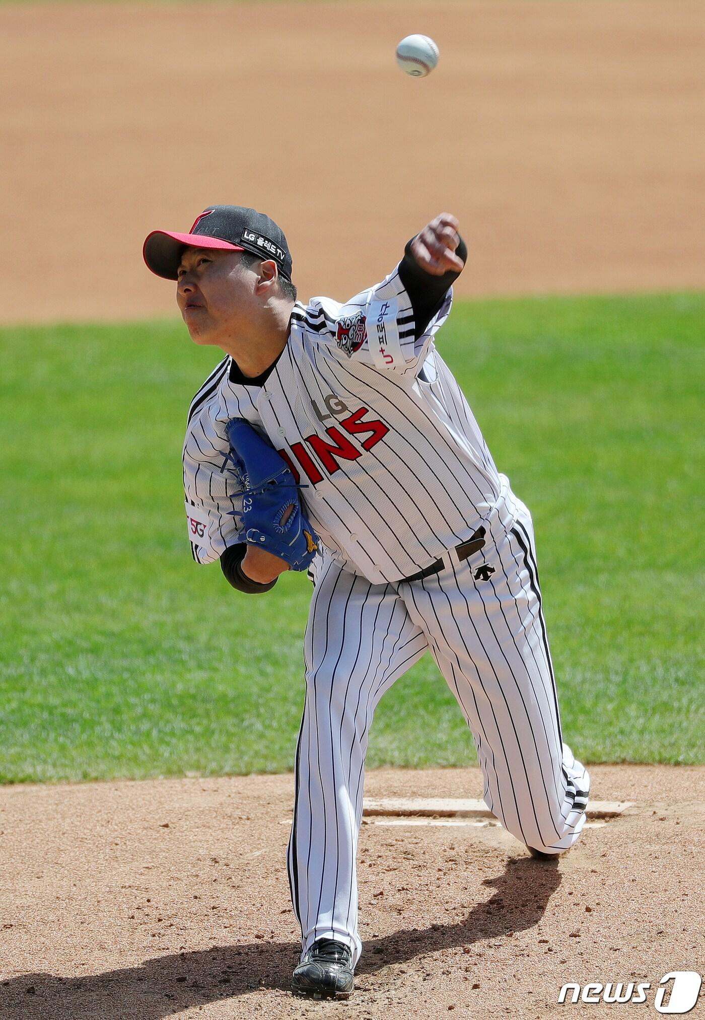 본문 이미지 - 21일 오후 서울 송파구 잠실야구장에서 열린 2020 KBO 연습경기 두산 베어스와 LG 트윈스의 경기에서 LG 차우찬이 선발로 등판해 힘차게 공을 던지고 있다.2020.4.21/뉴스1 ⓒ News1 김진환 기자