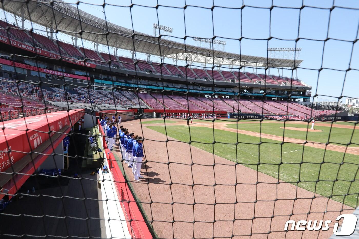 21일 오후 광주 북구 광주-기아챔피언스필드에서 열린 2020 신한은행 SOL KBO리그 연습경기 삼성 라이온즈와 KIA 타이거즈 경기가 관중 없이 열리고 있다. KBO는 이날 오전 이사회를 열고 정규시즌 개막일을 5월5일로 확정했다. 2020.4.21/뉴스1 ⓒ News1 한산 기자