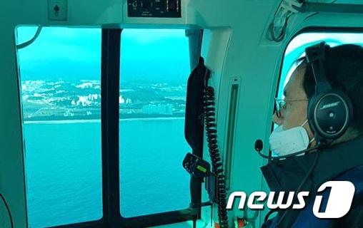 본문 이미지 - 김영모 동해지방해양경찰청장이 21일 흰수리 헬기를 탑승해 동해안 현장 순찰을 돌고 있다. (동해해경청 제공) 2020.4.21/뉴스1 ⓒ News1 