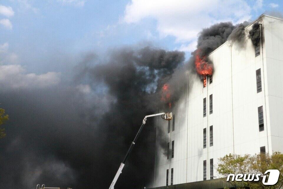 본문 이미지 - 경기 군포시 부곡동 물류센터 화재 현장. 불길이 물류센터 E동 5층으로 확대되고 있다. ⓒ 뉴스1