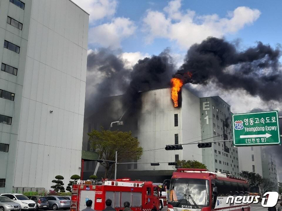 본문 이미지 - '군포 물류센터' 화재가 대응 2단계로 다시 격상된 가운데 화마의 주원인이 담배꽁초에 의한 것으로 추정되고 있다.ⓒ 뉴스1 유재규 기자
