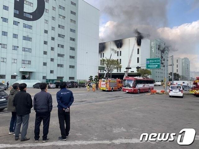 본문 이미지 - 21일 오전 10시 35분께 경기 군포시 부곡동 한국복합물류창고 E동(5층) 건물에서 불이 나 현재 소방당국이 화재 진압 중이다. 인근 물류센터 업체관계자, 시민 등이 화재 현장을 걱정스럽게 바라보고 있다. ⓒ 뉴스1 조정훈 기자 